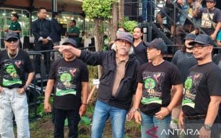 Iwan Fals tanam jati mas jelang konser di Sukoharjo