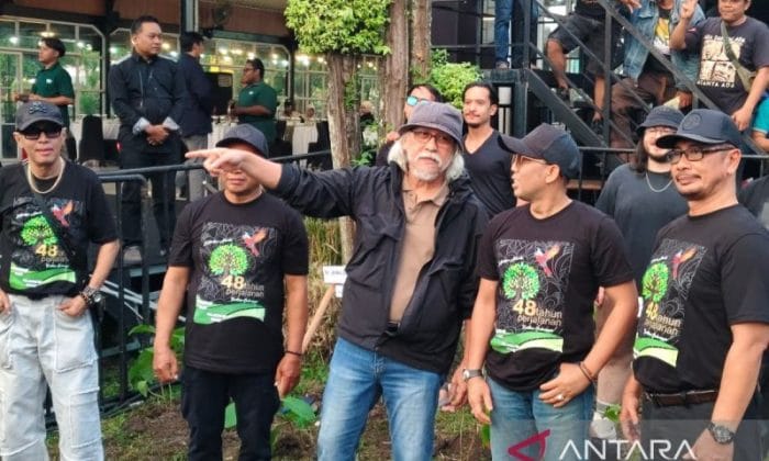 Iwan Fals tanam jati mas jelang konser di Sukoharjo