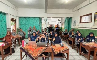 Tim Pengabdian PAI UMS latih guru kembangkan media pembelajaran berbasis AI untuk penguatan AlK