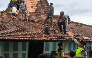 Polisi terjun membantu warga terdampak puting beliung di Pati
