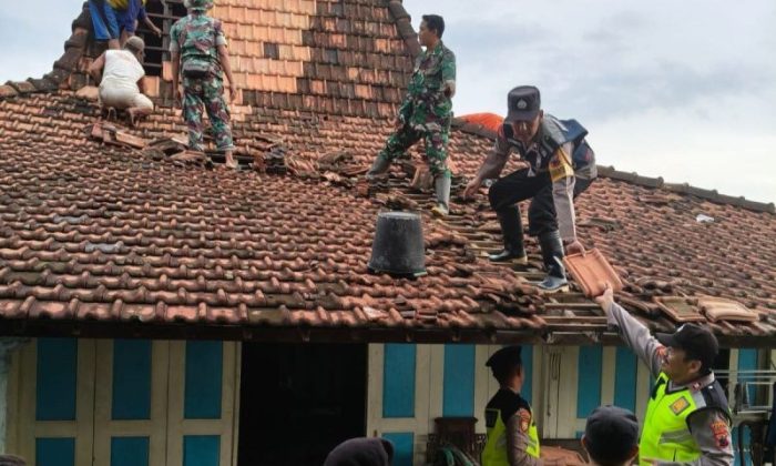 Polisi terjun membantu warga terdampak puting beliung di Pati