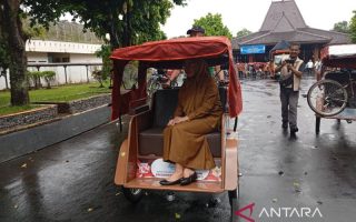 Pengayuh becak lansia Banjarnegara terbantu becak listrik