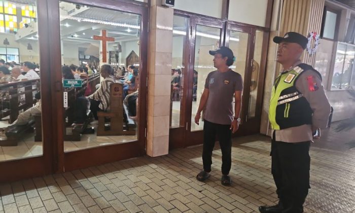 Polresta Banyumas melakukan pengamanan gereja selama Operasi Lilin 2025