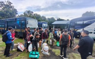 Pemprov Jateng memulangkan 100 warga terdampak banjir Sumatra