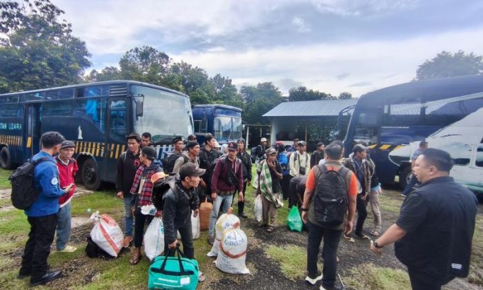 Pemprov Jateng memulangkan 100 warga terdampak banjir Sumatra