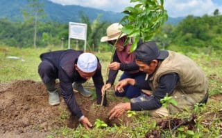 Peduli Bencana Ekologis, Kampoong Ecopreneur Gelar Penanaman Pohon di Masjid Eco Wakaf