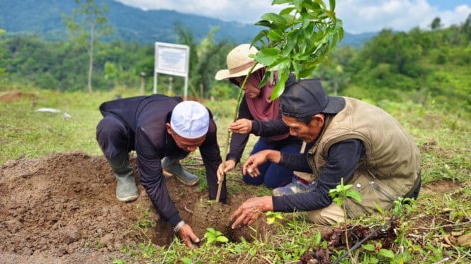 Peduli Bencana Ekologis, Kampoong Ecopreneur Gelar Penanaman Pohon di Masjid Eco Wakaf
