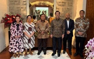 Prabowo Sambangi Luhut di Momen Natal, Bahas Tarif AS hingga Bencana Sumatera