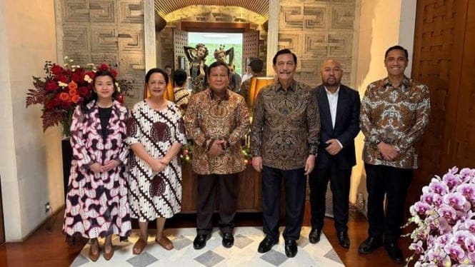 Prabowo Sambangi Luhut di Momen Natal, Bahas Tarif AS hingga Bencana Sumatera