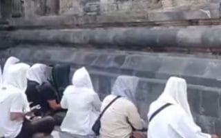 Viral! Kelompok Orang Bersorban Putih Dzikir di Candi Prambanan