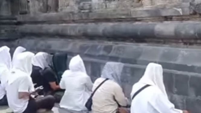 Viral! Kelompok Orang Bersorban Putih Dzikir di Candi Prambanan