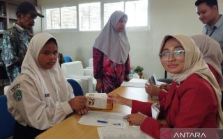 Pemkab Kudus menyalurkan beasiswa senilai Rp100 juta untuk 100 siswa