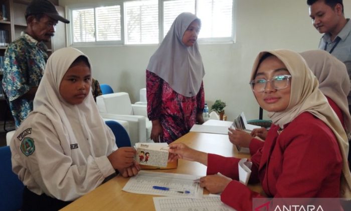 Pemkab Kudus menyalurkan beasiswa senilai Rp100 juta untuk 100 siswa