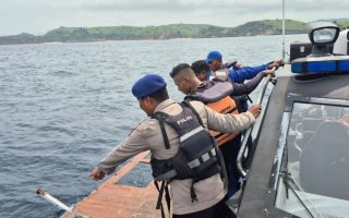 Tim SAR menemukan serpihan badan kapal wisata yang tenggelam di Labuan Bajo