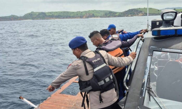 Tim SAR menemukan serpihan badan kapal wisata yang tenggelam di Labuan Bajo
