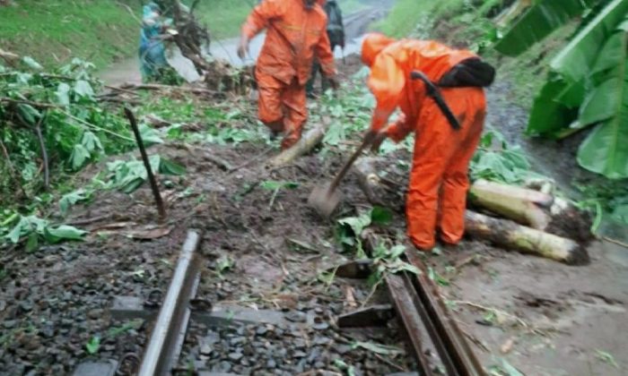 Sejumlah perjalanan kereta api terganggu akibat genangan air di Purwakarta