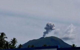 Gunung Ibu di Maluku Utara semburkan abu setinggi 600 meter