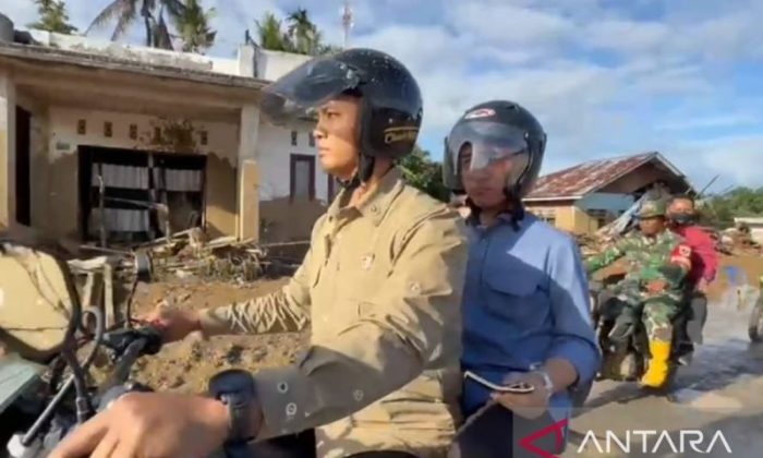 Gibran naik motor trail ke lokasi bencana
