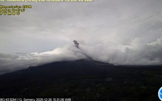 Gunung Semeru kembali erupsi dengan tinggi letusan mencapai 900 meter di atas puncak