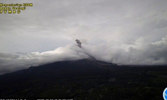 Gunung Semeru kembali erupsi dengan tinggi letusan mencapai 900 meter di atas puncak