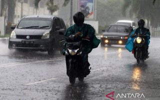 Sebagian besar Indonesia diprakirakan diguyur hujan ringan