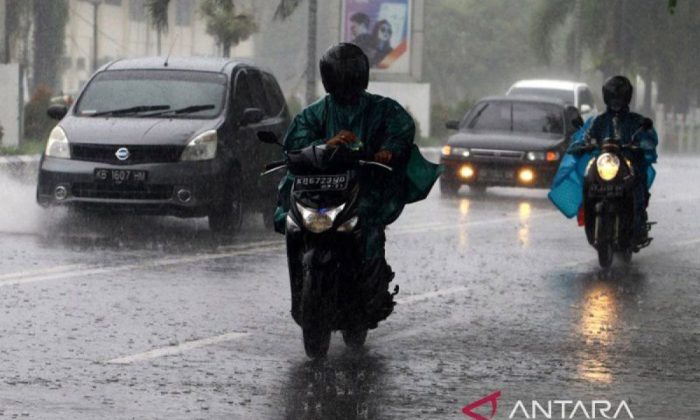 Sebagian besar Indonesia diprakirakan diguyur hujan ringan