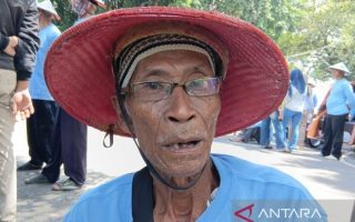 Becak listrik meringankan Cipto setelah empat dekade mengayuh becak