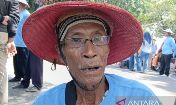 Becak listrik meringankan Cipto setelah empat dekade mengayuh becak