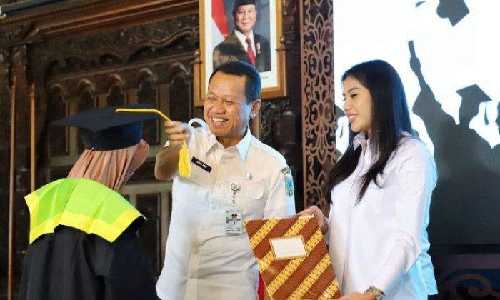 Kudus wisuda sekolah lansia komitmen bangun masyarakat berdaya