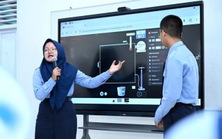 Papan Interaktif Digital membuat siswa lebih mudah memahami sains di kelas