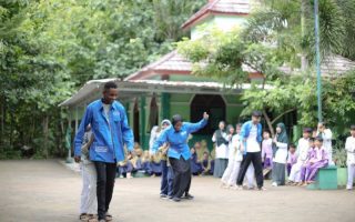 Mahasiswa asing UMS semangat berinteraksi dengan siswa SD