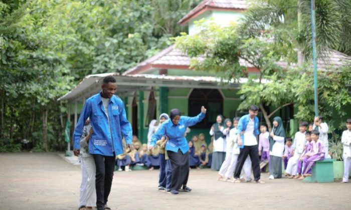 Mahasiswa asing UMS semangat berinteraksi dengan siswa SD