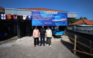 Sekolah Vokasi Undip dan PT NDS gelar pelatihan pembuatan perahu fiber untuk warga pesisir