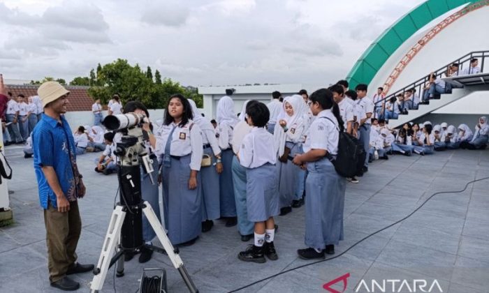Planetarium UIN Walisongo Semarang menjadi destinasi pilihan outing class SMA Negeri 1 Purwodadi belajar astronomi
