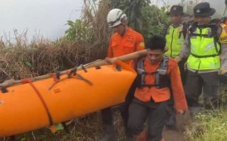 Personel Polres Purbalingga bantu evakuasi pendaki meninggal di Gunung Slamet