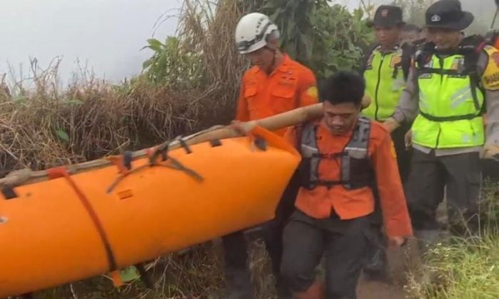 Personel Polres Purbalingga bantu evakuasi pendaki meninggal di Gunung Slamet