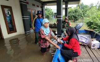 Petugas kesehatan di Kabupaten Pati periksa korban banjir dengan perahu