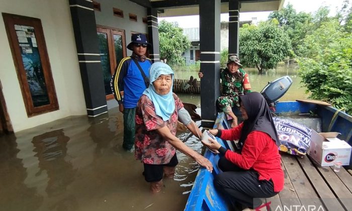 Petugas kesehatan di Kabupaten Pati periksa korban banjir dengan perahu