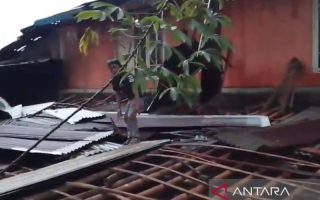Puting beliung merusak puluhan rumah di Desa Kotayasa Banyumas