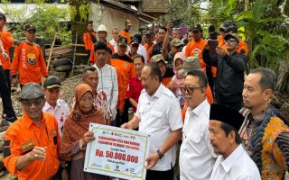 Bank Jateng bantu bangun rumah korban longsor