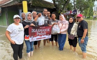 Banjir Kendal, Ikatan Alumni SMA N 1 Kendal bagikan makanan siap saji