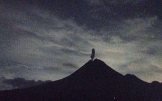Gunung Semeru Erupsi Muntahkan Awan Panas 5 Km