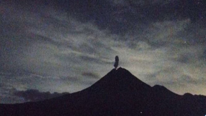Gunung Semeru Erupsi Muntahkan Awan Panas 5 Km