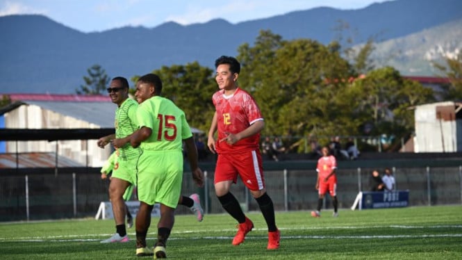 Momen Gibran Main Sepak Bola Bersama Anak-anak Wamena Papua, Cetak Hattrick