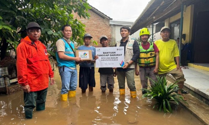 PLN salurkan bantuan untuk warga terdampak banjir di tiga daerah