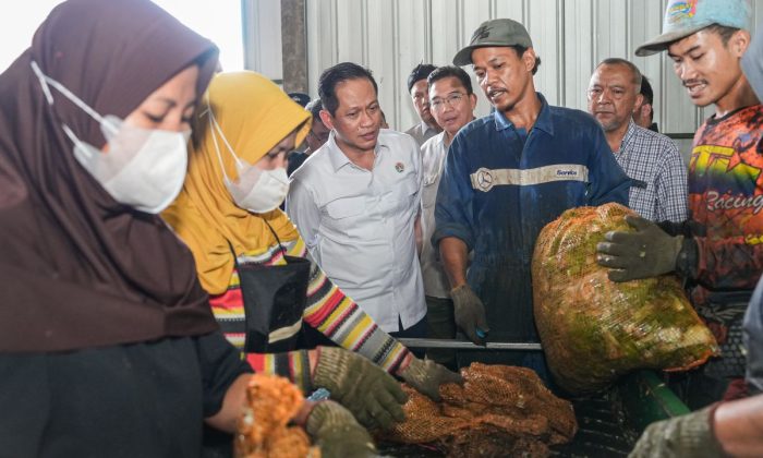 Menteri LH mengimbau intensifkan pemilahan hadapi krisis sampah di daerah