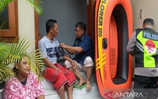 Polres Batang melakukan pemeriksaan kesehatan warga terdampak banjir