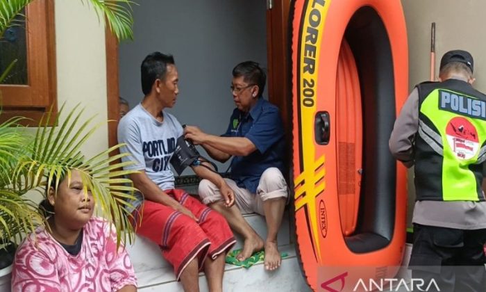 Polres Batang melakukan pemeriksaan kesehatan warga terdampak banjir