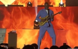 Brian McKnight bawakan "Superhero" sebagai pembuka konser Jakarta