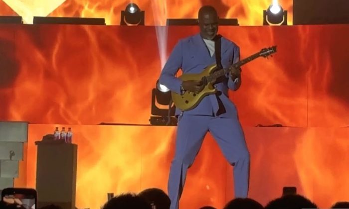 Brian McKnight bawakan "Superhero" sebagai pembuka konser Jakarta